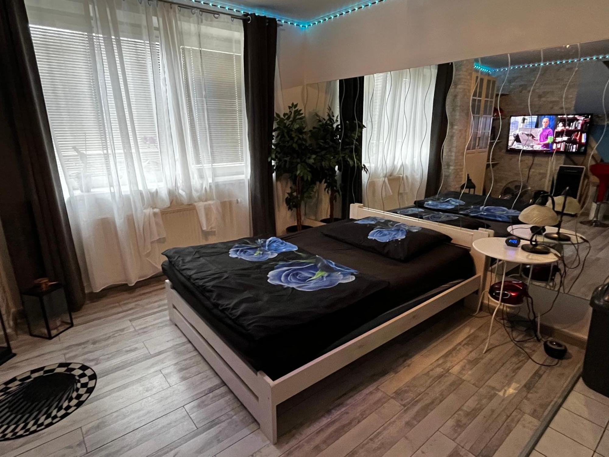 Monfas Apartment Provence In Прага Экстерьер фото